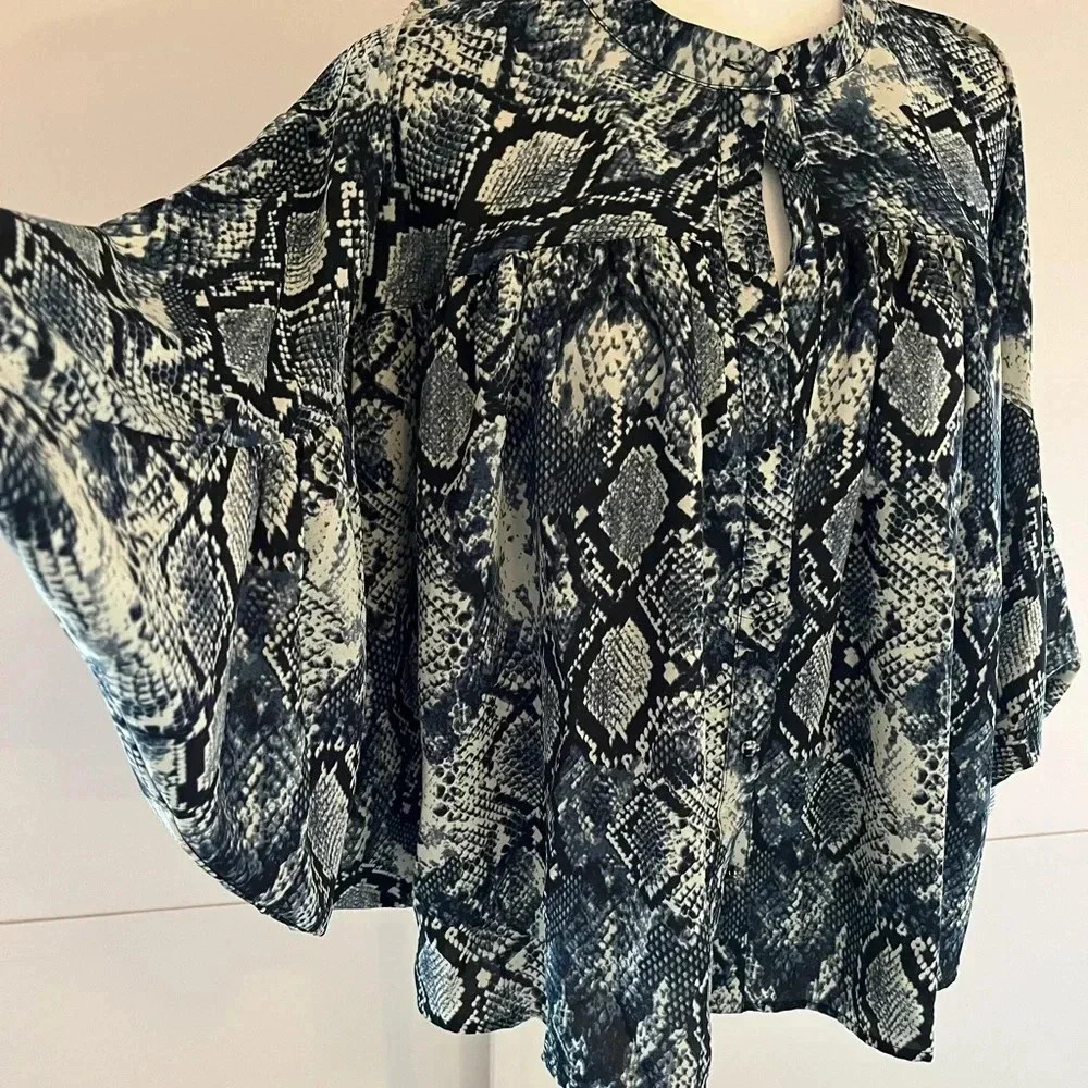 Batwing snake print top new